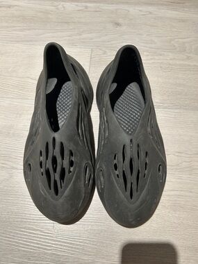 YEEZY Onyx Foam Rnr
